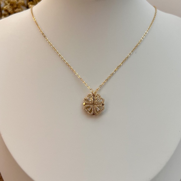 CLOVER HEARTS MAGNETS PENDANT NECKLACE - Picture 1 of 4